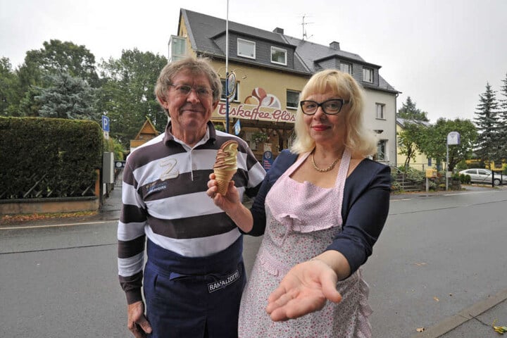 Peter und Gabriele Kölb vor ihrem Eiskafee in Glösa.