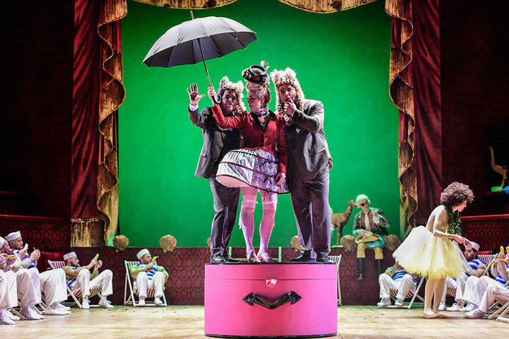 Sir George (Andreas Kindschuh), Lady Hamilton (Sylvia Schramm-Heilfort) und Sir John (Reto Raphael Rosin) wissen, wie sie den Leuten das Geld aus der Tasche ziehen.