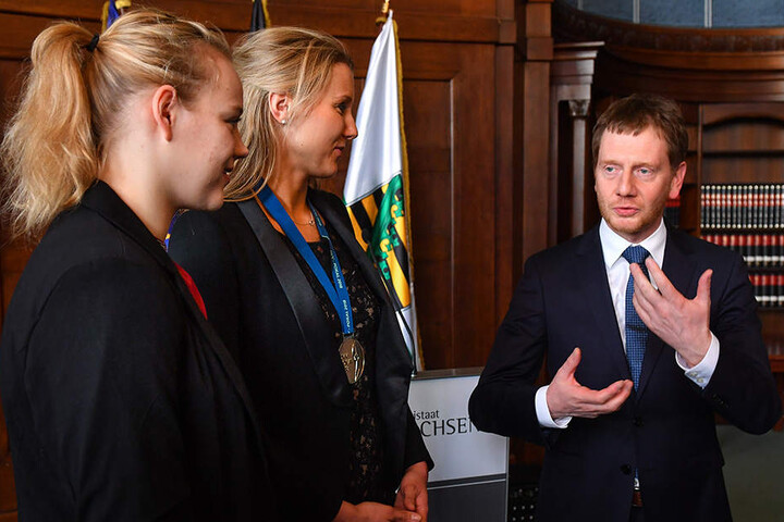 Sachsens MP Michael Kretschmer im Gespräch mit Michelle Petter (l.) und Mareen Apitz.