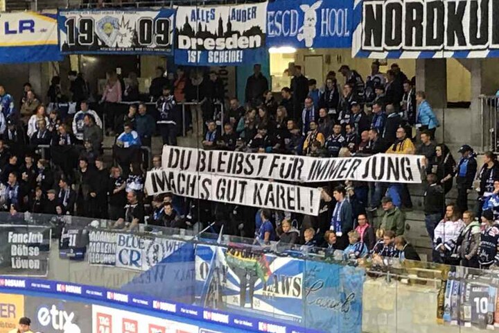 Die Fans der Eislöwen gedachten an den am Dienstag verstorbenen Karel Gott.