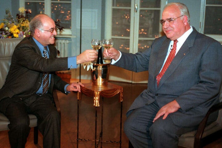 Zu ihm kamen sie alle: "Bio" stößt mit dem damaligen Bundeskanzler Helmut Kohl am 10. September 1996 in seiner Talkshow "Boulevard Bio" an.