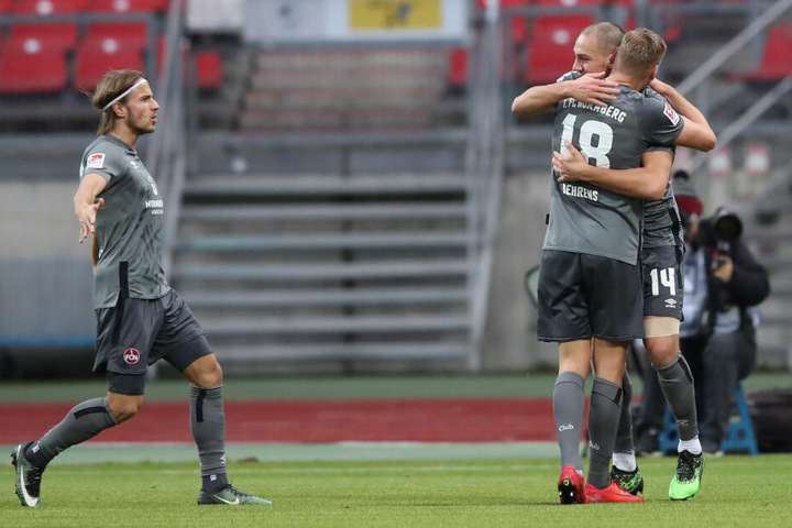 Der Nürnberger Michael Frey (r.) jubelt mit seinen Kollegen Hanno Behrens (M.) und Felix Lohkemper über seinen Führungstreffer zum 1:0.