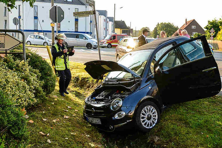 Das Cabrio blieb mit Totalschaden im Graben liegen.