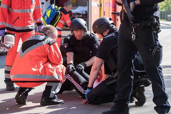 Die Frau wurde dabei schwer verletzt.