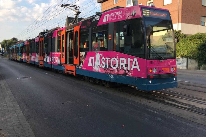 Die Autos prallten mit der Bahn zusammen.