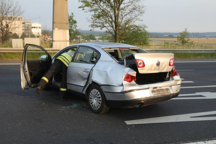 Die Fahrerin des Passats wurde verletzt.