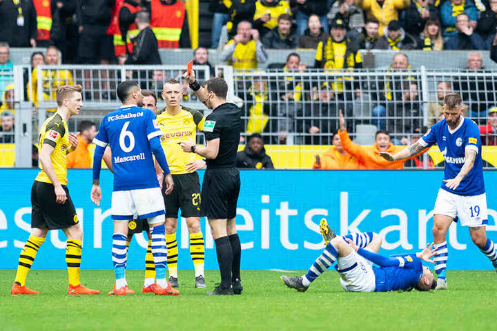 BVB-Kapitän Marco Reus (l.) kassierte nach einer heftigen Grätsche gegen Suat Serdar (Zweiter von rechts) die Rote Karte.