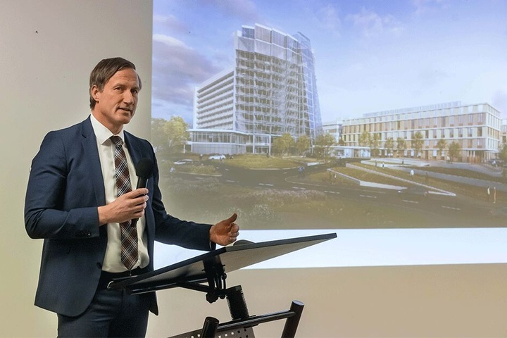Der Kaufmännische Geschäftsführer des Klinikums, Dirk Balster (52), informiert über das umfangreiche Bauvorhaben.