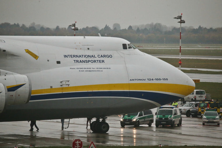 Die Antonow 124 kann riesige Frachtmengen laden.