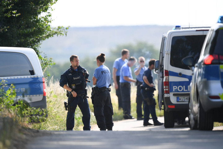 In Folge eines Zeugenhinweises begann die Suche der Polizei am schwer zugänglichen Gelände "Unterm Kalkofen".