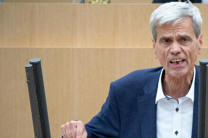 Wolfgang Gedeon spricht im Landtag im Oktober.