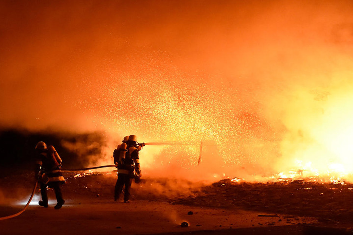 Die Flammen schlugen über die Brückenbrüstung.