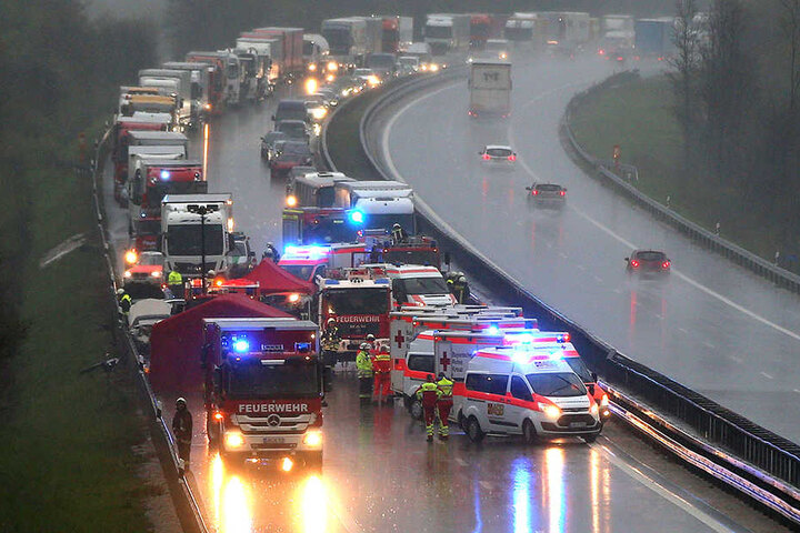 Die A6 musste für mehrere Stunden voll gesperrt werden.