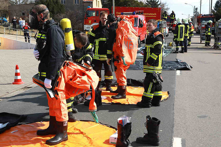 Kameraden der Feuerwehr banden die giftige und auslaufende Substanz.