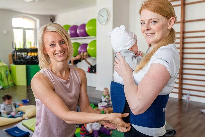 Trainerin Anett Drechsel (33, l.) verbessert Lydia Dicks (29) Haltung.