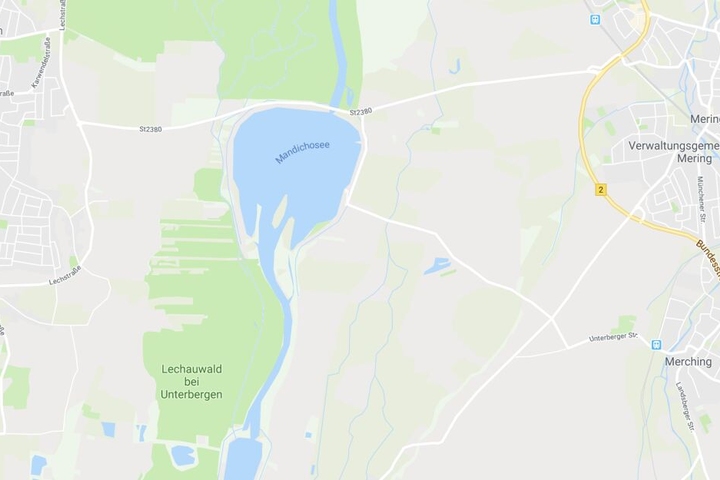 Baden, Angeln und Wassersport verboten! Im Mandichosee in Bayern wurden giftige Blaualgen nachgewiesen.