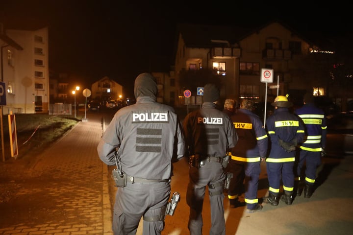 Wohngebiet in Unterwellenborn. Dort soll ein 35 Jahre alter Mann eine Frau getötet sowie eine zweite Frau und ein Kind schwer verletzt haben.
