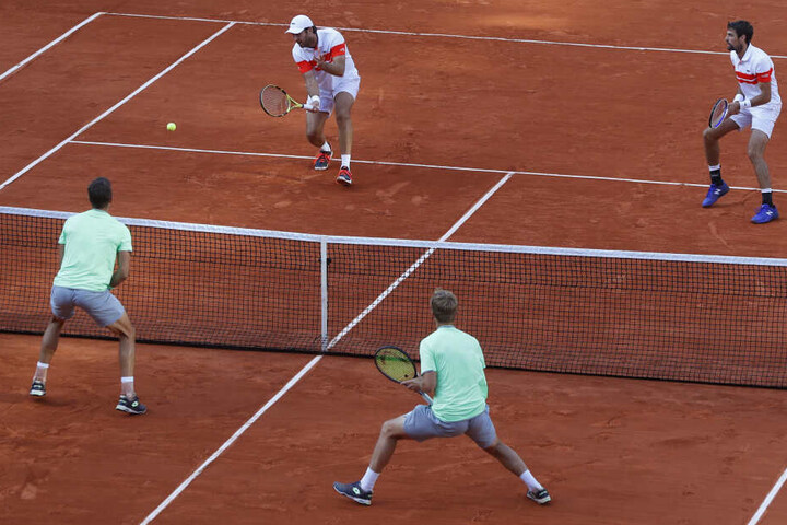 Die Deutschen Kevin Krawietz (unten rechts) und Andreas Mies (unten links) gewannen gegen die Franzosen Chardy (oben rechts) und Fabrice Martin (oben links).