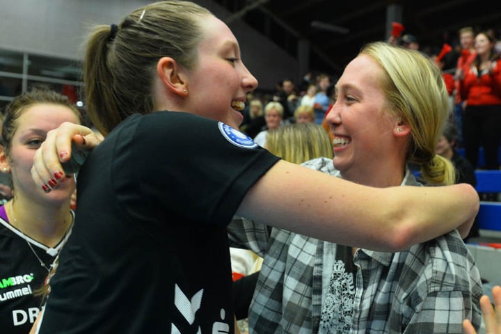 Herzliches Wiedersehen: Ex-DSC-Spielerin Michelle Bartsch (re.) und ihre Trauzeugin und jetzige DSC-Mittelblockerin Erin Johnson.