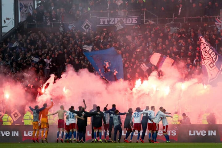 Nach der Partie feierten der Hamburger SV den Derby-Sieg mit den Fans und ordentlich Pyro.