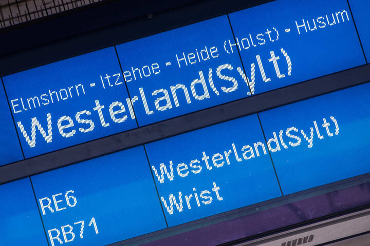 Eine Infotafel zeigt am Bahnhof Altona Züge mit dem Fahrziel Westerland (Sylt) an.