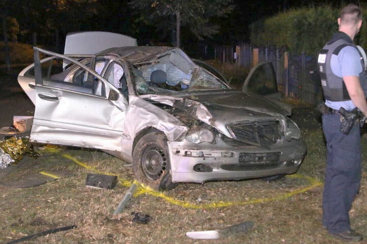 Der stark beschädigte Mercedes steht an der Ecke Martin-Luther-Str./Pestalozzistraße in Falkensee.