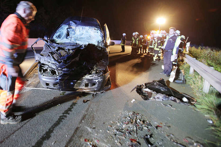 Das Auto schleuderte über die Fahrbahn und blieb kurz darauf völlig zerstört stehen.