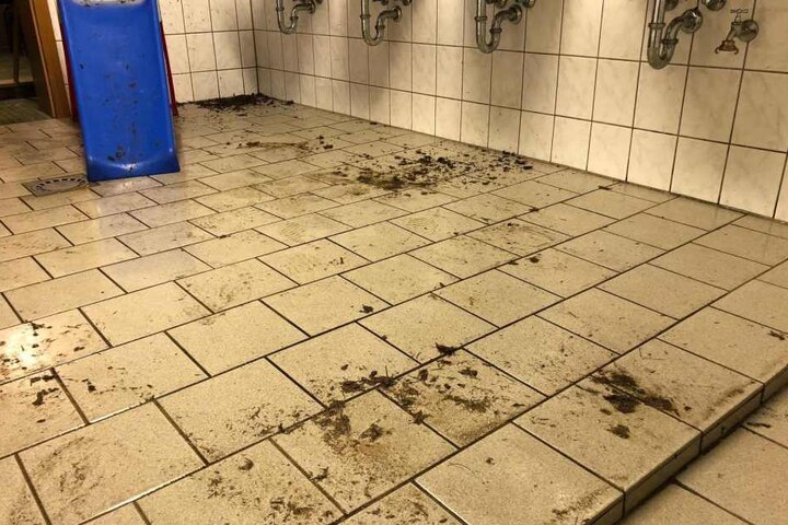 Der Boden der Gastkabine wurde total verdreckt hinterlassen.
