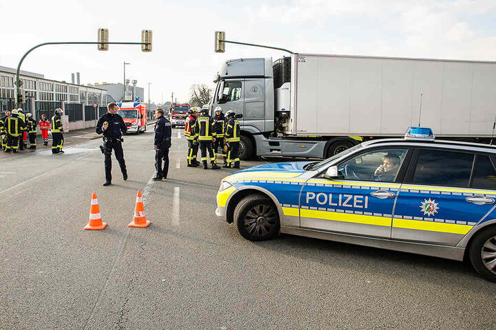 Die Einsatzkräfte sperrten die Gütersloher Straße komplett ab.