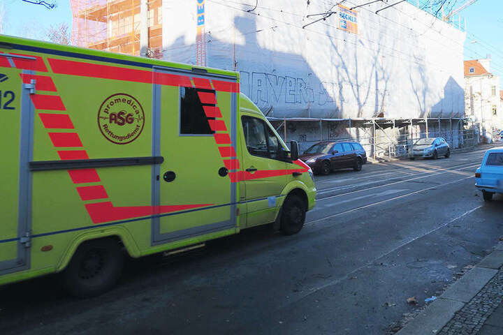 In Leipzig wurde ein Mann an einer Baustelle in der Zschocherscher Straße lebensgefährlich verletzt gefunden.
