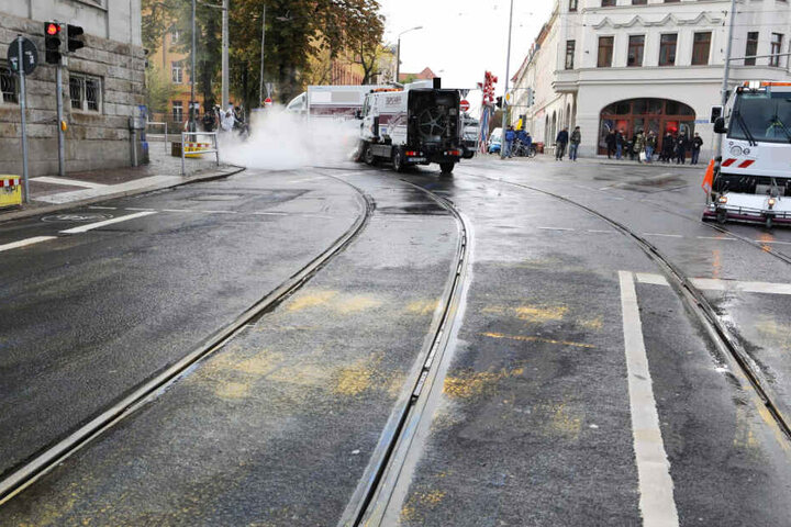 Die Reinigungsarbeiten werden noch einige Stunden in Anspruch nehmen, wie ein Sprecher des Lagezentrums am Sonntagvormittag mitteilte.