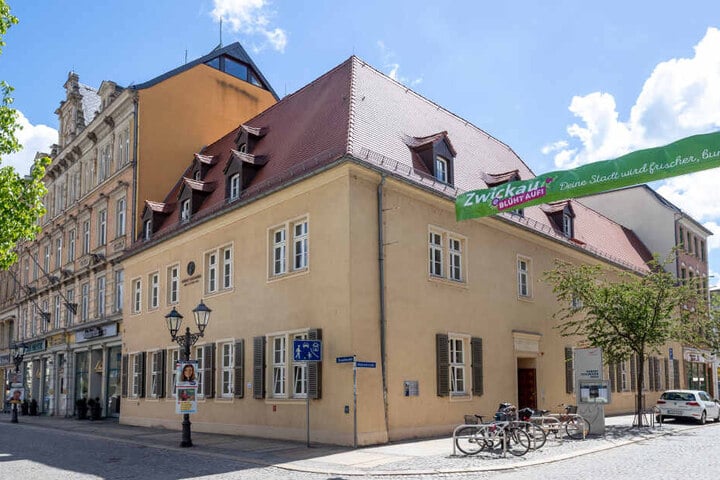 Mit der Skulptur ehrt das Robert-Schumann-Haus soll das Komponisten-Paar gleichermaßen geehrt werden.