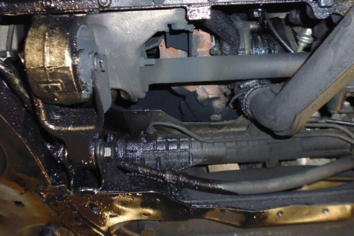 Nicht ganz dicht: Motor und Getriebe verlieren massiv Öl.