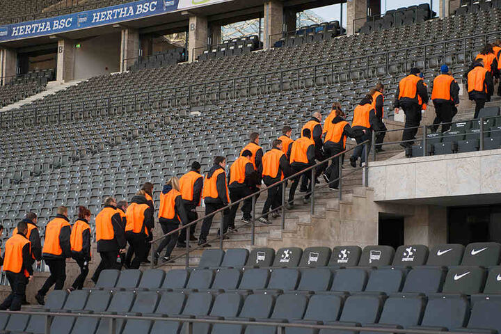 Sicherheitskräfte werden auch beim Pokalfinale am 27. Mai in Berlin wieder durch das Olympiastadion streifen. (Symbolbild)