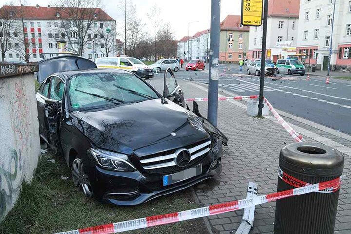 Der Fahrer des Mercedes flüchtete nach dem Unfall!