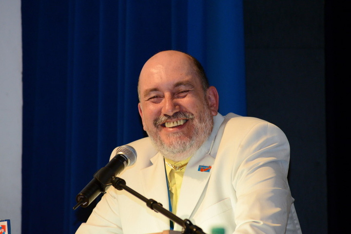 Sachsens AfD-Vize Thomas Hartung vergeht bei der Innovationskraft von Dildos das Lachen.