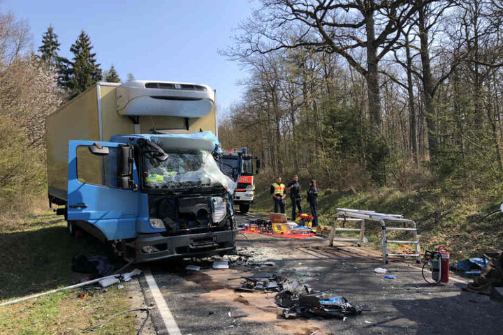Schwer verletzt wurde der Fahrer des 16-Tonners in ein nahes Krankenhaus transportiert.