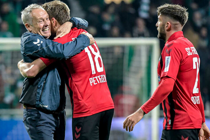 Freiburgs Trainer Christian Streich (links) umarmt Freiburgs Nils Petersen nach dem Abpfiff.