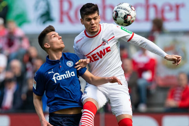 Jorge Meré ist beim 1. FC Köln als Abwehrchef eingeplant. (Hier im Spiel gegen Mathias Honsak von Holstein Kiel)