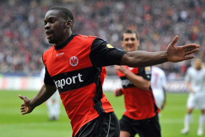 Der Kongolese debütierte mit 17 Jahren und neun Monaten für Eintracht Frankfurt in der 1. Bundesliga (10 Spiele/1 Tor).