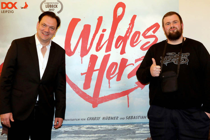 Charly Hübner (links) führte bei dem Film über die Band und Sänger Monchi Regie.
