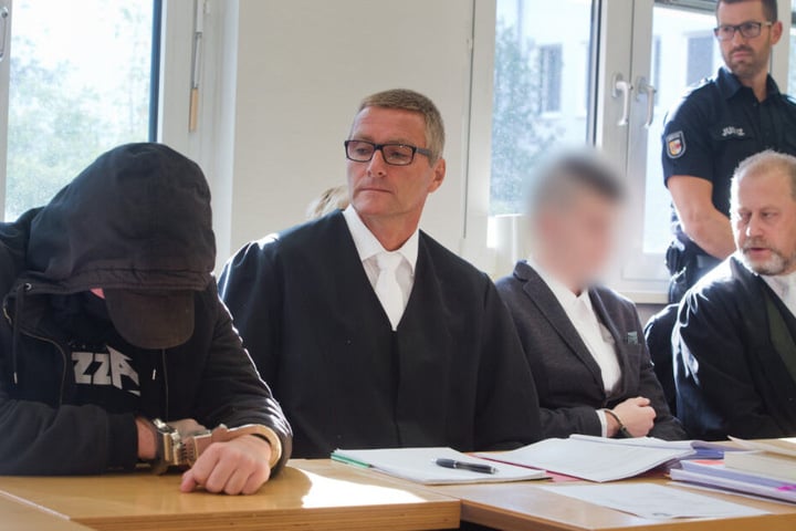 Der 19-jährige Angeklagte (l) und der 21-jährige Angeklagte (3.v.l.) sitzten im Gerichtssaal im Landgericht neben ihren Anwälten.