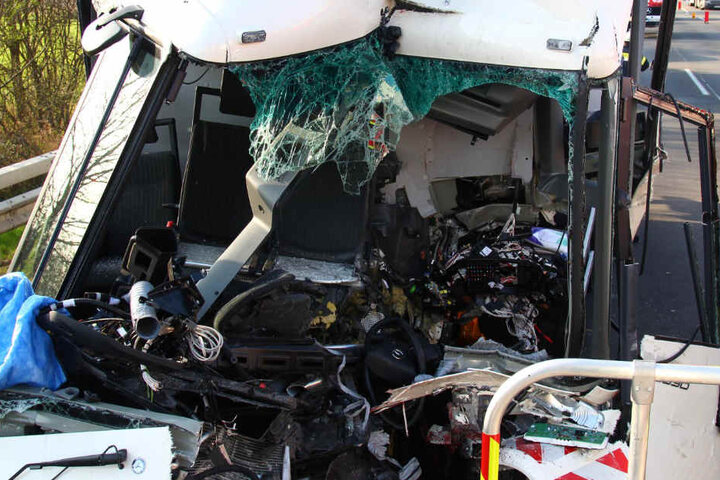 Beinahe ungebremst war der Müllwagen auf den LKW geprallt.