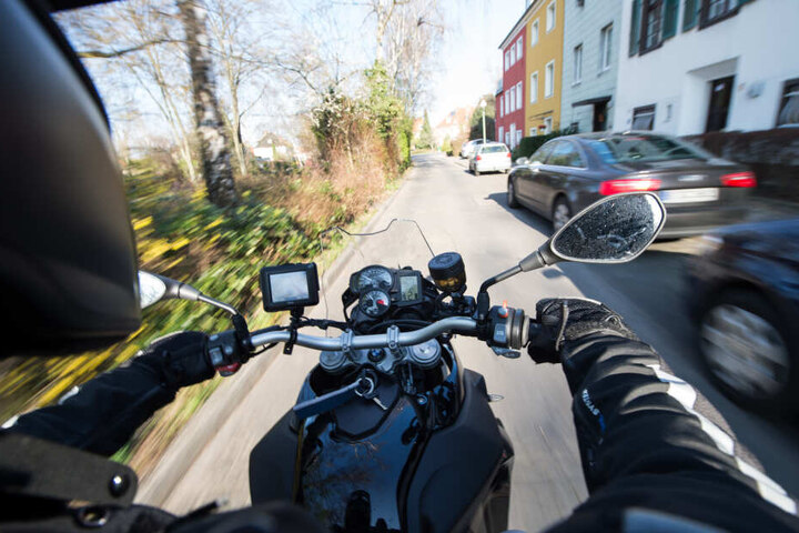 Als der Fahrer seine Maschine nach oben zog, stürzte sein Beifahrer vom Motorrad und verletzte sich. (Symbolbild)