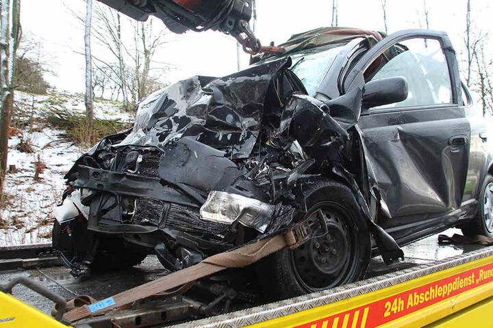 Die Feuerwehr musste den 28-jährigen Fahrer aus dem Wrack retten.