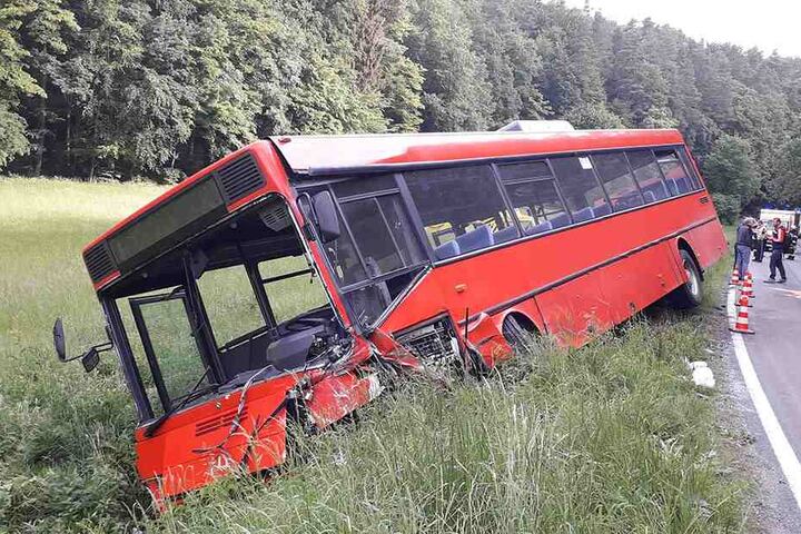 Auch der Bus ist Schrott. Der Sachschaden beläuft sich auf mehrere zehntausend Euro.