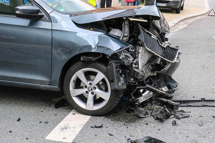 Der Skoda wurde im Frontbereich stark beschädigt.