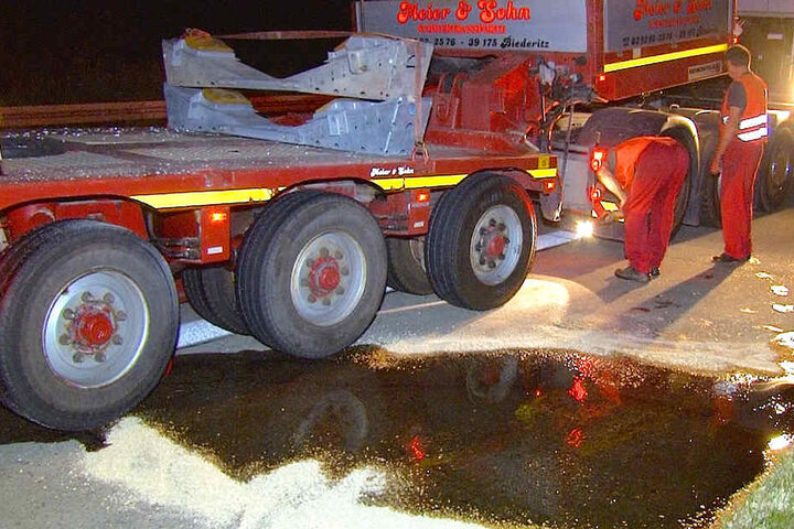 Die Reinigungsarbeiten auf der Autobahn zogen sich bis in die frühen Morgenstunden.