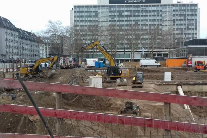 Derzeit laufen noch die Abrissarbeiten des alten Gebäudes am Kölner Rudolfplatz..