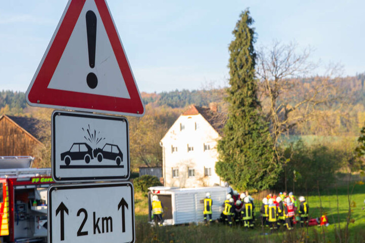 Ein Schild weißt auf der Pulsnitzer Straße darauf hin, dass dies ein Unfallschwerpunkt ist.